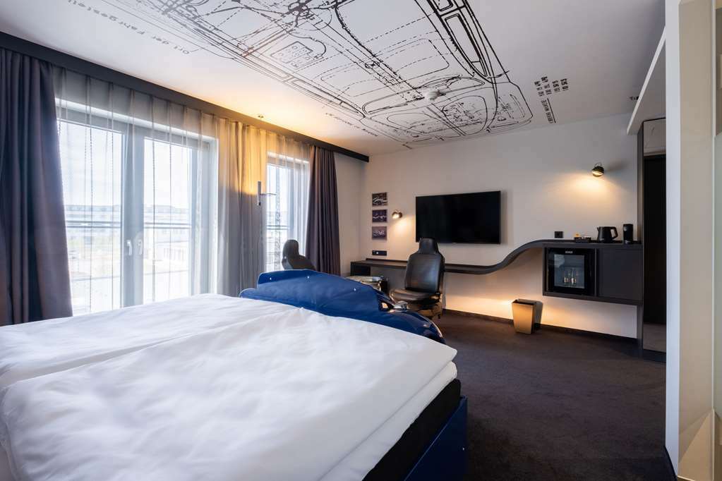 V8 Hotel Koeln At Motorworld Rom bilde