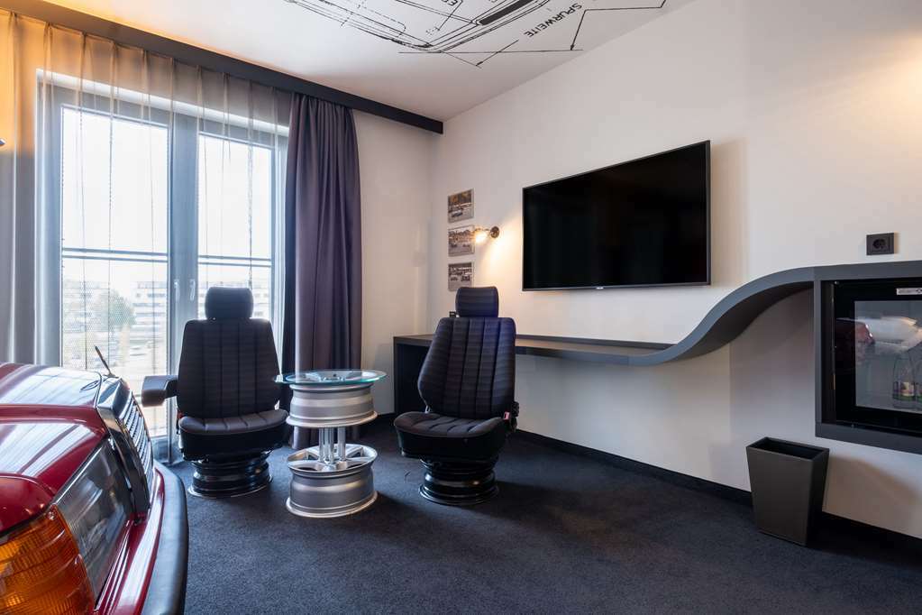 V8 Hotel Koeln At Motorworld Rom bilde
