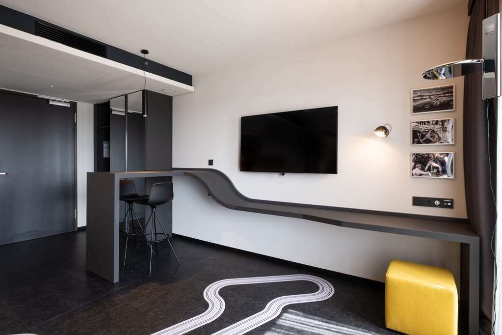 V8 Hotel Koeln At Motorworld Rom bilde