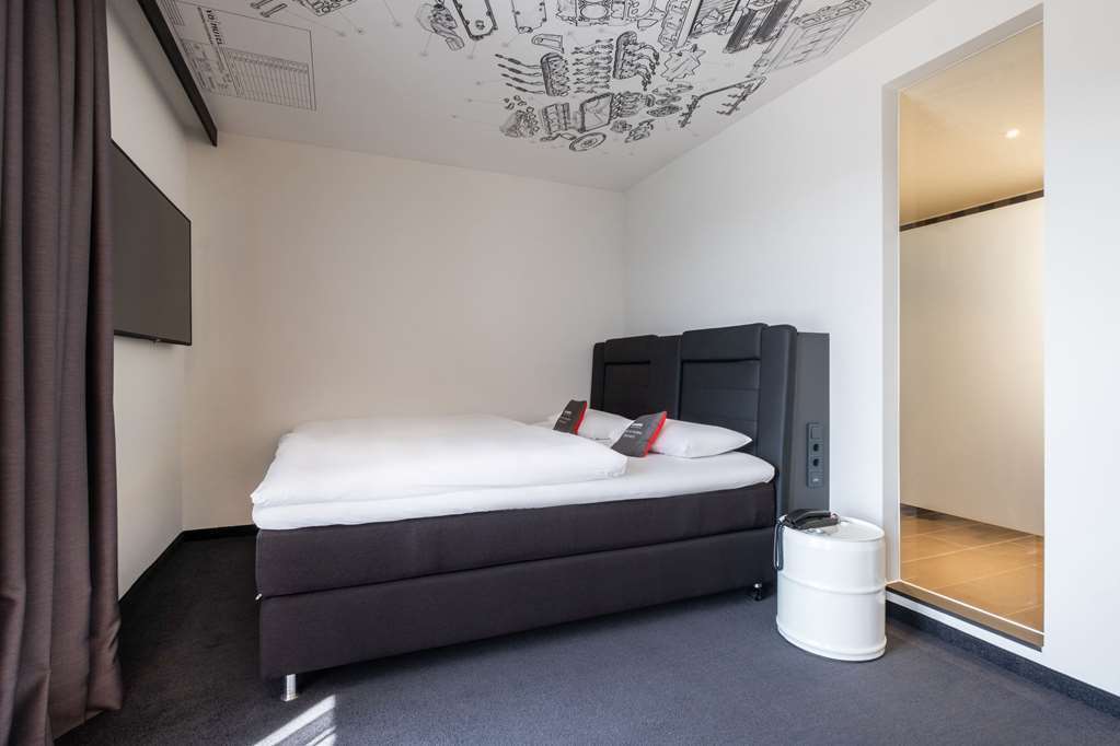 V8 Hotel Koeln At Motorworld Rom bilde